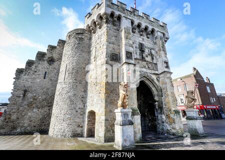 The Bargate in Southampton, Hampshire, Großbritannien. Die Löwen wurden restauriert und mit Gold bemalt. Stockfoto