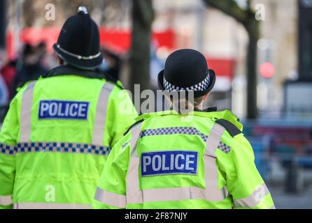 Hampshire Polizeibeamte mit Benzin in Southampton, von hinten abgebildet. Stockfoto