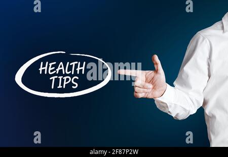 Männliche Hand zeigt auf das Wort Heide Spitzen mit einem Umriss Kreis auf blauem Hintergrund. Geschäftskonzept zur Beratung oder Information für einen gesunden Lebensstil. Stockfoto
