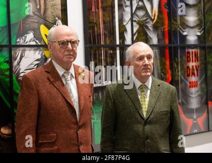 London, Großbritannien. April 2021. ‘NEW NORMAL PICTS', eine Einzelausstellung von Gilbert & George, die 26 neue Bilder zusammenbringt, die von den Künstlern als ‘feierlich, wahnsinnig und supermodern' beschrieben wurden. Die Künstler setzen ihren ‘Pilgrim's Progress' durch Ost-London fort und halten die Stimmung des Augenblicks fest und erscheinen als zonierte Figuren inmitten desorientierender Stadtlandschaften. Kredit: Mark Thomas/Alamy Live Nachrichten Stockfoto