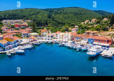 Kefalonia Island, Griechenland. Luftaufnahme des Dorfes Fiskardo und des Hafens. Stockfoto