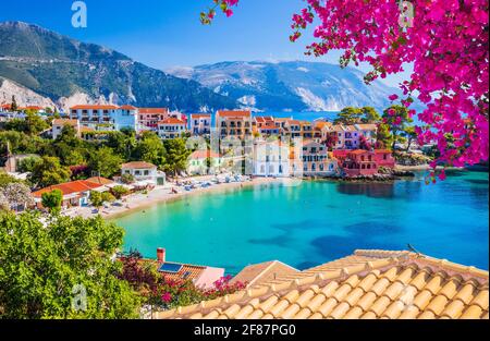 Kefalonia, Griechenland. Buntes Dorf Assos in Kefalonia. Stockfoto