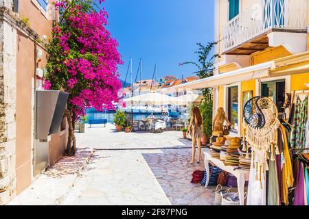 Kefalonia Island, Griechenland. Geschäfte im Dorf Fiskardo. Stockfoto