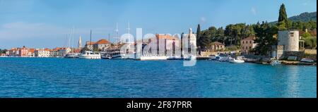 Stari Grad, Kroatien - 28.03.2021: Böschung der Stadt Stari Grad auf der Insel Hvar ohne Menschen, Kroatien Stockfoto