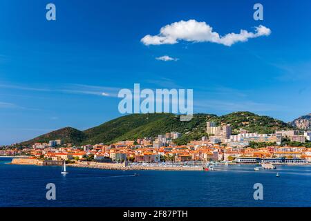 Korsika, Frankreich Küstenorte Skyline am Mittelmeer. Stockfoto