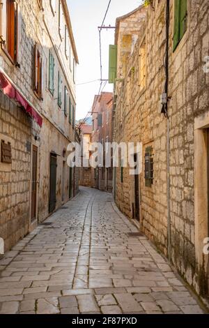 Alte Straße ohne Touristen in Stari Grad, Kroatien Stockfoto