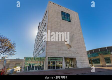 DETROIT, MI, USA - 10. NOVEMBER: UAW-Ford National Programs Center und Hart Plaza am 10. November 2020 in der Innenstadt von Detroit, Michigan. Stockfoto