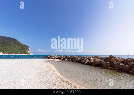 Schöner Urbani Strand an der adriaküste der Stadt Sirolo, Italien Stockfoto