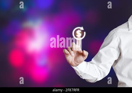 Geschäftsmann drückt auf einem virtuellen Bildschirm auf das Symbol für die Rendite. ROI-Geschäftsanlagekonzept. Stockfoto