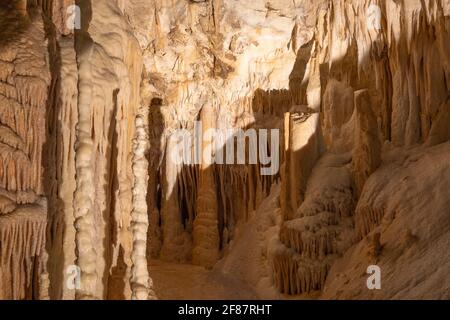 Stalaktit- und Stalagmitenformationen in die Grotten von Frasassi (Grotte di Frasassi), Marken, Anconese, Italien Stockfoto