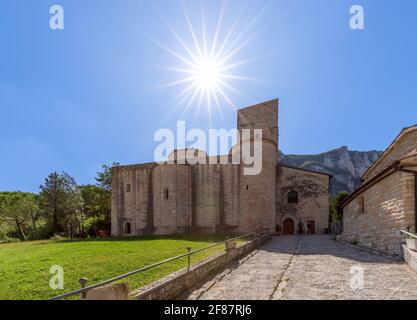 Schöne Aussicht auf die römisch-katholische Abtei (San Vittore alle Chiuse) in der Gemeinde Genga, Marken, Italien Stockfoto