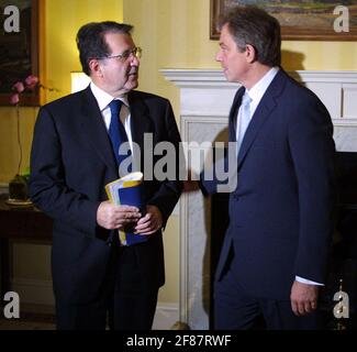 Premierminister Tony Blair (rechts) begrüßt den Präsidenten der Europäischen Kommission, Romano Prodi, am Donnerstag, den 15. November 2001, in der Downing Street, London, zu Gesprächen über den Konflikt in Afghanistan. Prodi bestand darauf, dass die Europäische Kommission gut auf die internationale Krise reagiert habe, sagte aber, dass es an den einzelnen Staaten sei, ihre eigene militärische Rolle in der von den USA geführten Koalition gegen den Terror zu entscheiden. Siehe PA Geschichte WAR Blair. PA Foto: David Sandison/Independent. Stockfoto