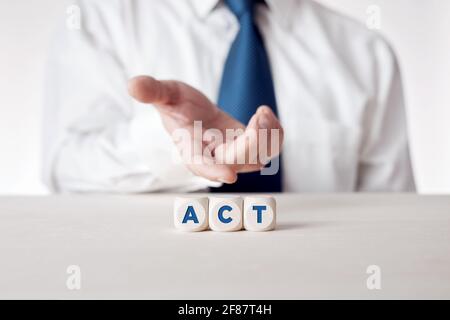 Hand eines Geschäftsmannes, der die Holzwürfel mit dem Wort ACT vorstellt. Zeit zum Handeln im Geschäftskonzept. Stockfoto