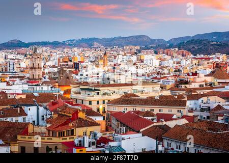 Malaga, Spanien Blick auf die Stadt von einem Dach in der Abenddämmerung. Stockfoto