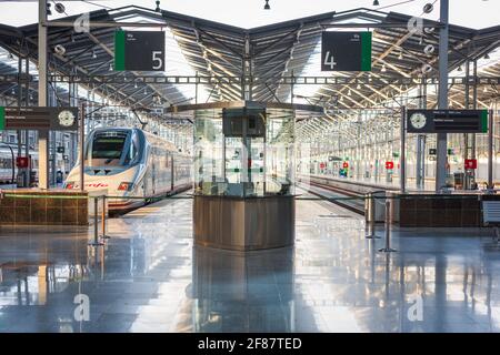 MALAGA, Spanien - 14. November 2014: Track-Terminal im Bahnhof Málaga Maria Zambrano. ist der wichtigste Bahnhof der Stadt Malaga. Stockfoto