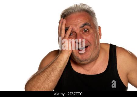 Glücklicher und schockierter Mann mittleren Alters mit kurzen grauen Haaren Auf weißem Hintergrund Stockfoto