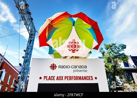 Juni 2018 - Montreal, Kanada: Banner und Ornamente des Place Aux Performance Festivals in der Saint Denis Street in Montreal, Quebec, Kanada. Stockfoto