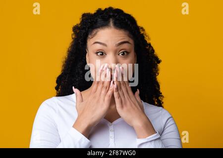 Auf Keinen Fall. Porträt Der Beeindruckt Glücklich Schwarze Frau Bedeckt Den Mund Mit Händen Stockfoto