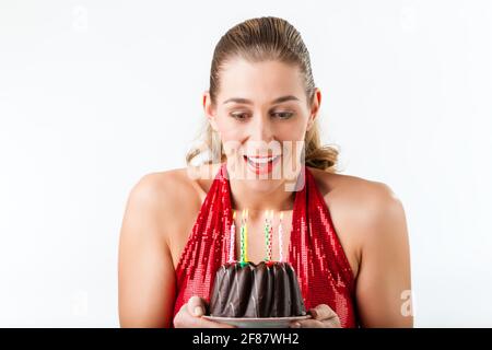 Frau feiert Geburtstag mit Kuchen und Kerzen und Genießen Stockfoto