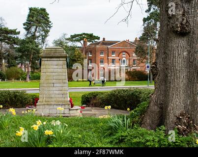 Kriegsdenkmal im Frühling, Sidcup, Kent, England Stockfoto