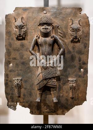 London. England. Benin Bronzen auf Anzeige an das Britische Museum, Messing Plaketten von der Royal Court Palace des Königreichs Benin, 16. und 17. Jahrhunderts. Stockfoto