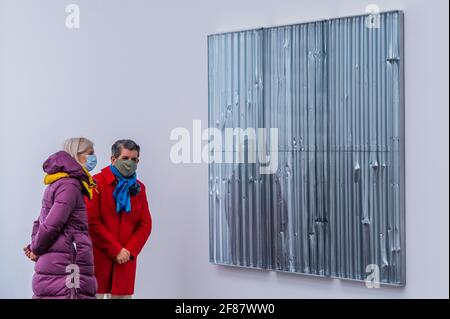 London, Großbritannien. April 2021. Untitled (Snow), 2019 - Gagosian präsentiert in ihrer Galerie Grosvenor Hill eine Ausstellung mit neuen Arbeiten von Rachel Whiteread. Die Eröffnung der Ausstellung ist möglich, da die nächste Stufe der Lockerung der Beschränkungen des Coronavirus in Kraft tritt und es nicht unbedingt notwendigen Einzelhändlern ermöglicht, wieder zu eröffnen. Kredit: Guy Bell/Alamy Live Nachrichten Stockfoto