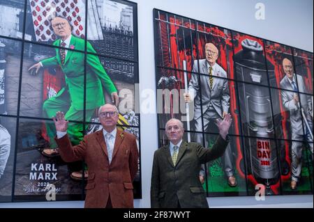 London, Großbritannien. 12. April 2021. Bei der Eröffnung der Ausstellung „NEUE NORMALE BILDER“ von Gilbert & George in der Mason’s Yard Gallery von White Cube in Mayfair. Die Ausstellung zeigt 26 Bilder aus einer neuen Serie, an der die beiden seit über zwei Jahren arbeiten. Die Roadmap der britischen Regierung zum Coronavirus aus der Sperre hat es Kunstgalerien ermöglicht, heute wieder zu öffnen. Die Ausstellung läuft vom 13. April bis zum 8. Mai 2021. Kredit: Stephen Chung / Alamy Live Nachrichten Stockfoto