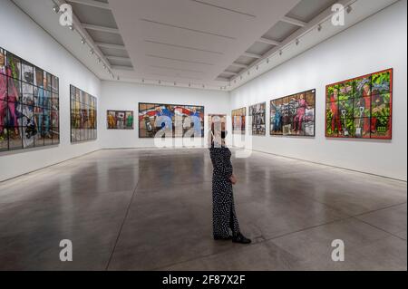 London, Großbritannien. 12. April 2021. Ein allgemeiner Blick auf den Ausstellungsraum von Gilbert & George in der „NEW NORMAL PICTURES“-Ausstellung in der Mason’s Yard-Galerie von White Cube in Mayfair. Die Ausstellung zeigt 26 Bilder aus einer neuen Serie, an der die beiden seit über zwei Jahren arbeiten. Die Roadmap der britischen Regierung zum Coronavirus aus der Sperre hat es Kunstgalerien ermöglicht, heute wieder zu öffnen. Die Ausstellung läuft vom 13. April bis zum 8. Mai 2021. Kredit: Stephen Chung / Alamy Live Nachrichten Stockfoto