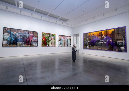 London, Großbritannien. 12. April 2021. Ein allgemeiner Blick auf den Ausstellungsraum von Gilbert & George in der „NEW NORMAL PICTURES“-Ausstellung in der Mason’s Yard-Galerie von White Cube in Mayfair. Die Ausstellung zeigt 26 Bilder aus einer neuen Serie, an der die beiden seit über zwei Jahren arbeiten. Die Roadmap der britischen Regierung zum Coronavirus aus der Sperre hat es Kunstgalerien ermöglicht, heute wieder zu öffnen. Die Ausstellung läuft vom 13. April bis zum 8. Mai 2021. Kredit: Stephen Chung / Alamy Live Nachrichten Stockfoto