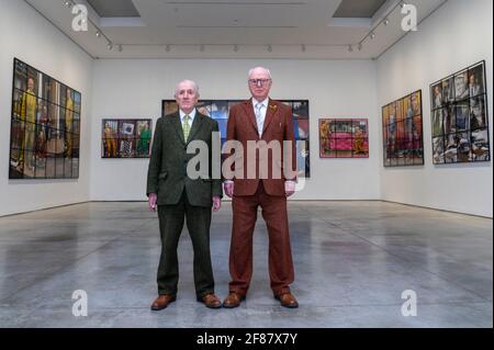 London, Großbritannien. 12. April 2021. Gilbert & George bei ihrer Ausstellung „NEUE NORMALE BILDER“ in der White Cube’s Mason’s Yard Gallery in Mayfair. Die Ausstellung zeigt 26 Bilder aus einer neuen Serie, an der die beiden seit über zwei Jahren arbeiten. Die Roadmap der britischen Regierung zum Coronavirus aus der Sperre hat es Kunstgalerien ermöglicht, heute wieder zu öffnen. Die Ausstellung läuft vom 13. April bis zum 8. Mai 2021. Kredit: Stephen Chung / Alamy Live Nachrichten Stockfoto