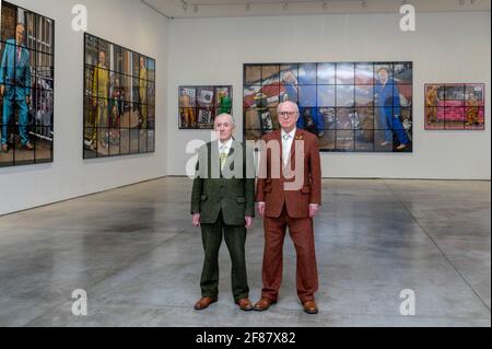 London, Großbritannien. 12. April 2021. Gilbert & George bei ihrer Ausstellung „NEUE NORMALE BILDER“ in der White Cube’s Mason’s Yard Gallery in Mayfair. Die Ausstellung zeigt 26 Bilder aus einer neuen Serie, an der die beiden seit über zwei Jahren arbeiten. Die Roadmap der britischen Regierung zum Coronavirus aus der Sperre hat es Kunstgalerien ermöglicht, heute wieder zu öffnen. Die Ausstellung läuft vom 13. April bis zum 8. Mai 2021. Kredit: Stephen Chung / Alamy Live Nachrichten Stockfoto