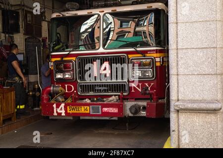 New York, NY, USA - 11. April 2021: NYC-Feuerwehrmann in der Garage in der East 18th Street in Manhattan Stockfoto