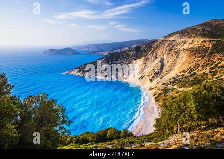 Kefalonia, Griechenland. Panoramablick über den Strand von Myrtos, Assos. Stockfoto