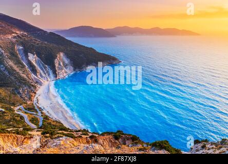 Kefalonia, Griechenland. Panoramablick über den Strand von Myrtos, Assos bei Sonnenuntergang. Stockfoto