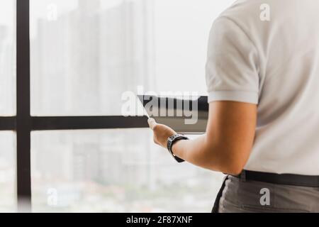 Nahaufnahme Geschäftsmann, der in einem Büro mit einem digitalen Tablet arbeitet. Stockfoto