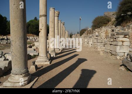 Alte römische Säulen entlang der Straße in Ephesus Stadt, Türkei. Stockfoto