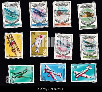 UdSSR - um 1970: Eine Serie von Briefmarken, die Flugzeuge darstellen. Flugzeuge an-28, TU-154, Yak-42, IL-86, IL-76, TU-110, Ilya Muromets, Dybrovsky, Gakkel, Steglau. Zeichnung auf einem alten Stempel. Ebene Collage. Stockfoto