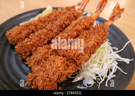 Teller mit tiefgebratenen Shrimps namens Ebi Furai, ein beliebtes westliches Gericht im japanischen Stil Stockfoto