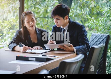 Business Partner Zusammenarbeit diskutieren Investmenthandel tun diesen Deal an einer Börse. Stockfoto