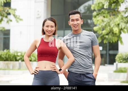 Porträt von fröhlich fit junge asiatische Paar posiert im Freien vor Gemeinsame Schulung Stockfoto