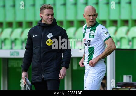 GRONINGEN, NIEDERLANDE - APRIL 11: Vierter Offizieller Alex Bos, Arjen Robben vom FC Groningen während des niederländischen Eredivisie-Spiels zwischen dem FC Groningen und S Stockfoto