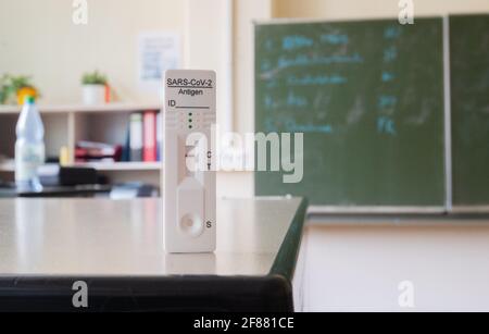 Hildesheim, Deutschland. April 2021. ILLUSTRATION - EIN Corona-Selbsttest steht an einem Schülerplatz in einem Klassenzimmer der Robert Bosch Comprehensive School in Hildesheim (Posed Scene). Der Start der obligatorischen Corona-Selbsttests für Schüler und Lehrer war aus Sicht der niedersächsischen Schulleitung chaotisch. Quelle: Julian Stratenschulte/dpa/Alamy Live News Stockfoto