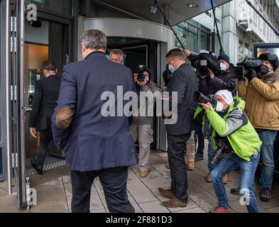 München, Deutschland. April 2021. Markus Söder (2. V.l.), CSU-Parteivorsitzender und Ministerpräsident Bayerns, trifft auf die CSU-Präsidiumssitzung ein, die am Parteihauptsitz stattfand. Kredit: Peter Kneffel/dpa/Alamy Live Nachrichten Stockfoto