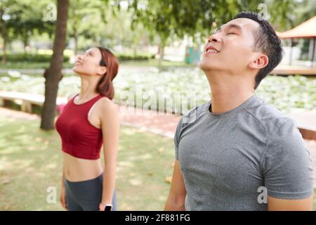Fit junge Menschen atmen an der frischen Luft beim Arbeiten Im Stadtpark Stockfoto