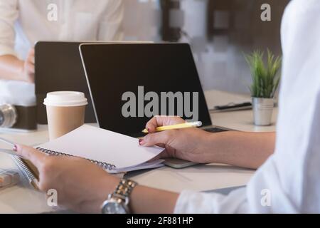 Fondmanager Team-Beratung und Diskussion über die Analyse Investmentmarkt am Arbeitsplatz. Stockfoto