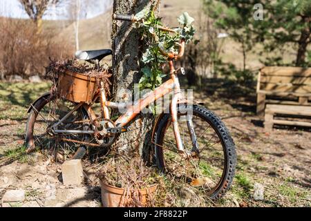 Fahrrad künstliche Imitationen mit schönen Blumen auf dem Gras geschmückt. Stockfoto