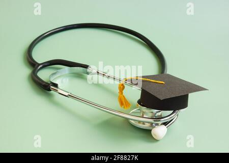 Medizinisches Bildungskonzept. Graduierungskappe und Stethoskop. Stockfoto
