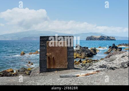 Geheimnisvolle Luke, die zum Atlantischen Ozean in Madalena, Pico Insel, Azoren führt Stockfoto