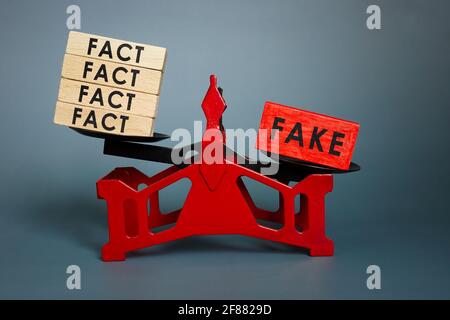Desinformation und Propagandakonzept. Skaliert mit Fakten und Fake News. Stockfoto