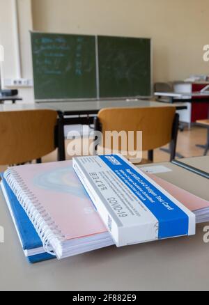Hildesheim, Deutschland. April 2021. Ein Corona-Selbsttest liegt bei einem Schüler in einem Klassenzimmer der Robert Bosch Comprehensive School in Hildesheim. Der Start der obligatorischen Corona-Selbsttests für Schüler und Lehrer war aus Sicht des niedersächsischen Schulmanagements chaotisch. Quelle: Julian Stratenschulte/dpa/Alamy Live News Stockfoto